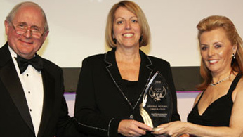 Beth Lowery accepting the 2008 Earth Angel Award 